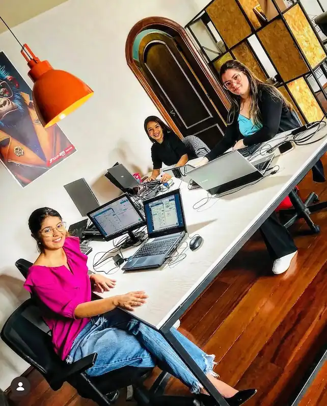 Espaço compartilhado Fullworking com profissionais trabalhando